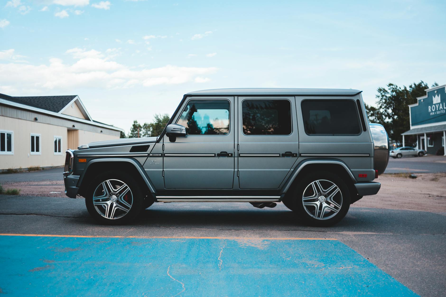 Szary SUV Lamborghini Urus zaparkowany na przedmieściach