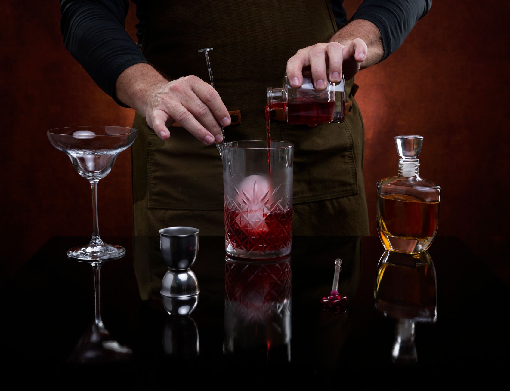 Barman przygotowuje koktajl whisky sour przy eleganckim barze Barman przygotowuje koktajl whisky sour przy eleganckim barze