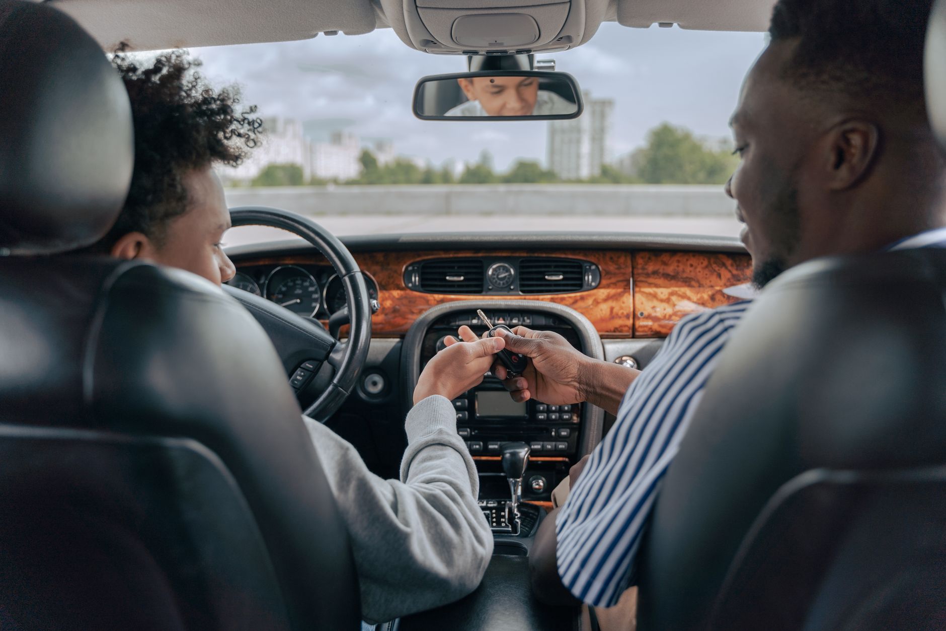 Ojciec uczy nastoletniego syna prowadzić auto podczas jazdy