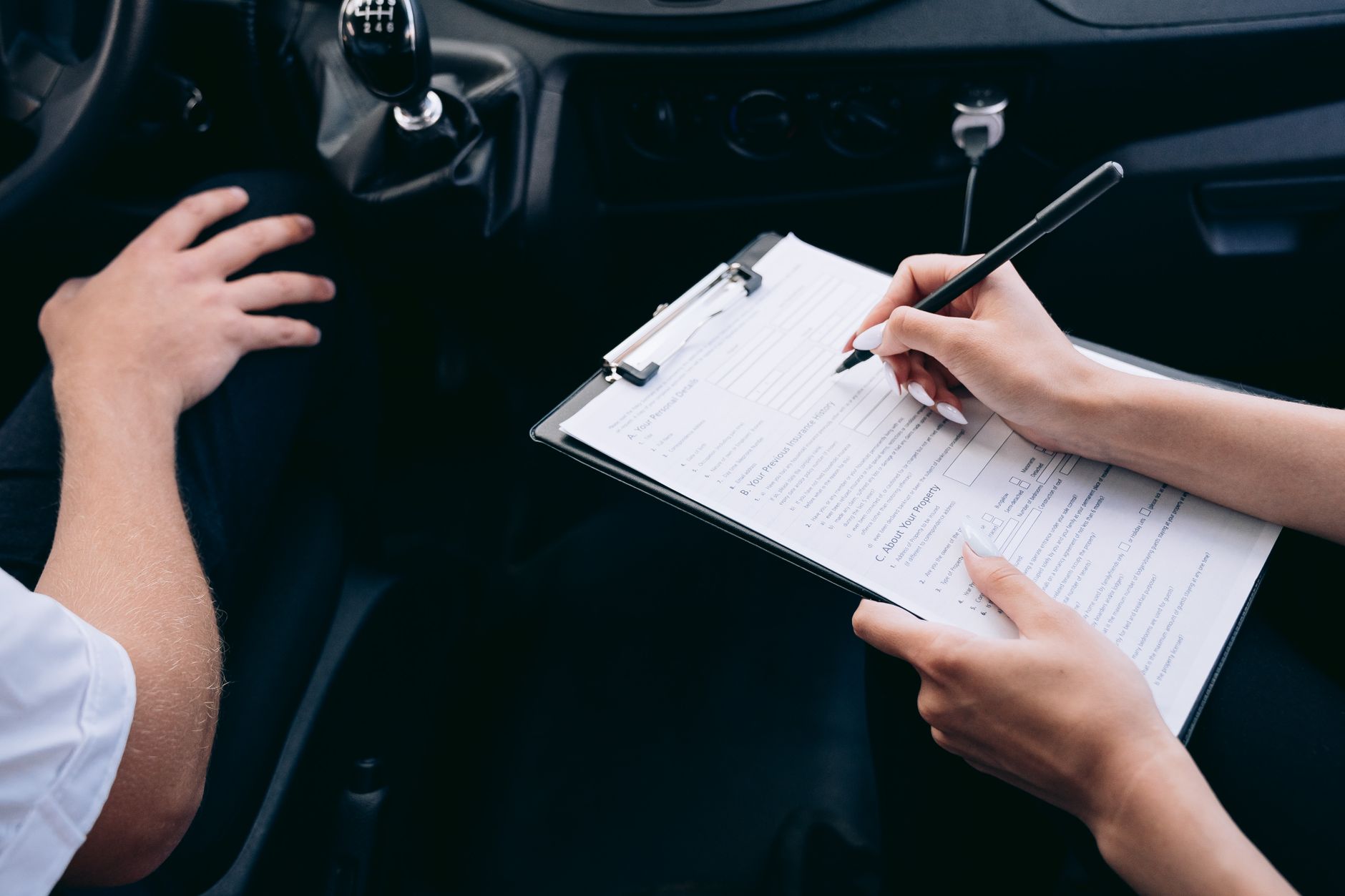 Ubezpieczenie Cadillaca w 2026: OC AC, assistance i na co zwrócić uwagę w polisach Wypełnianie formularza ubezpieczenia w środku samochodu Cadillac