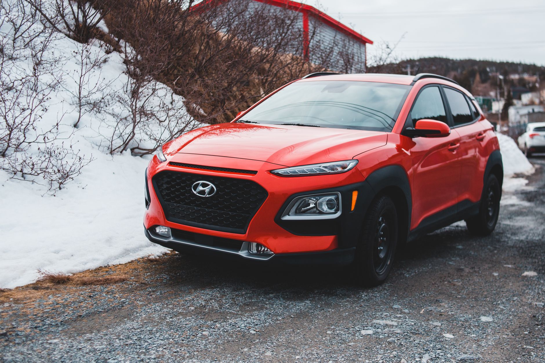 Czerwony Hyundai ix35 SUV zaparkowany na śniegu na zewnątrz