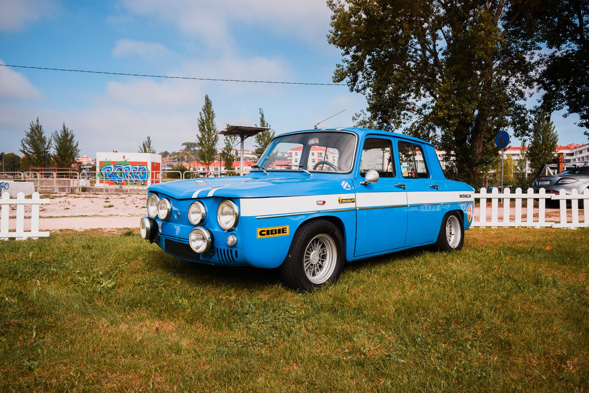 Dacia czy Renault? Różnice w serwisie, częściach i kosztach utrzymania