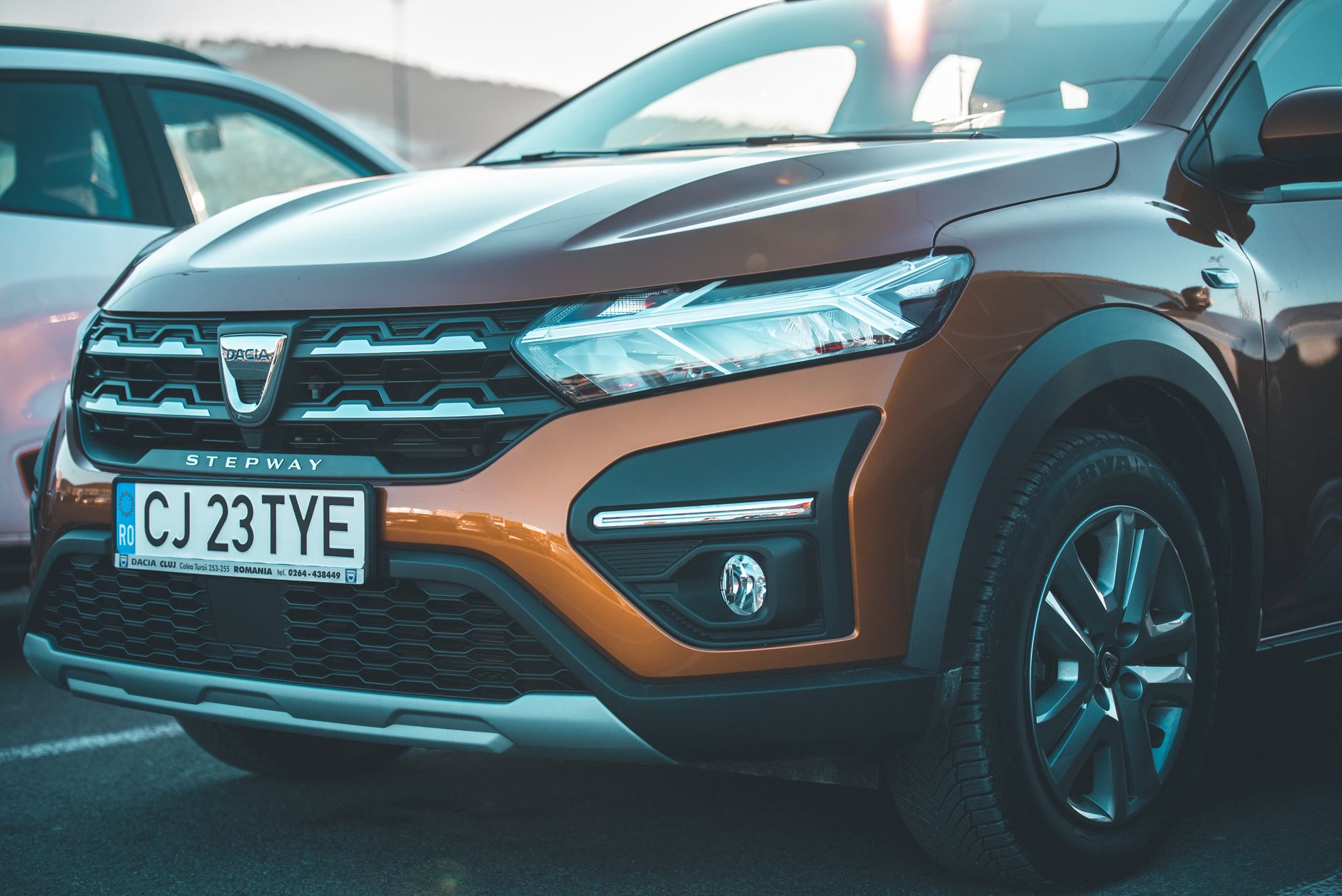 Dacia czy Renault? Różnice w serwisie, częściach i kosztach utrzymania