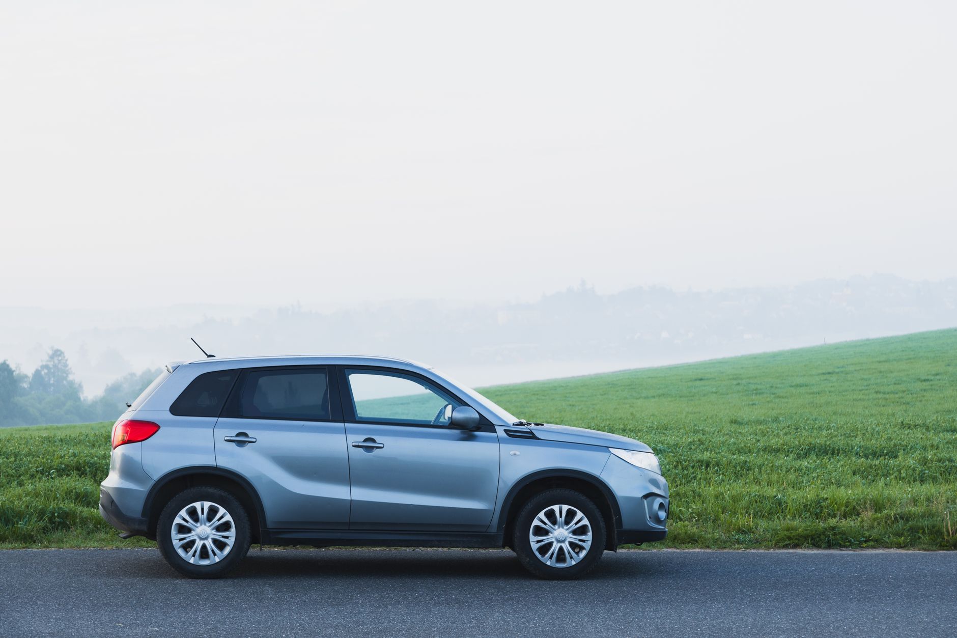 Hyundai ix35: czy warto dziś kupić i jakie ma słabe punkty Srebrny Hyundai ix35 zaparkowany na mglistiej wiejskiej drodze