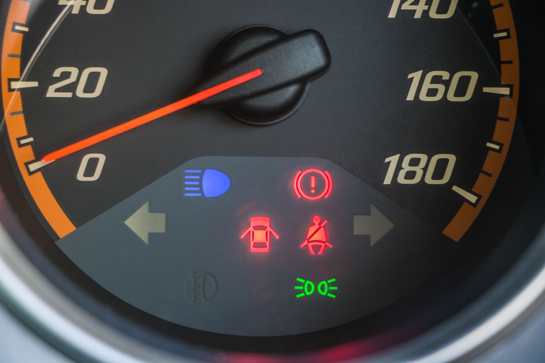 CVT w Subaru: jak jeździć, żeby żyło długo i co zwiastuje kosztowną awarię Zbliżenie na prędkościomierz samochodu z zapalonymi kontrolkami